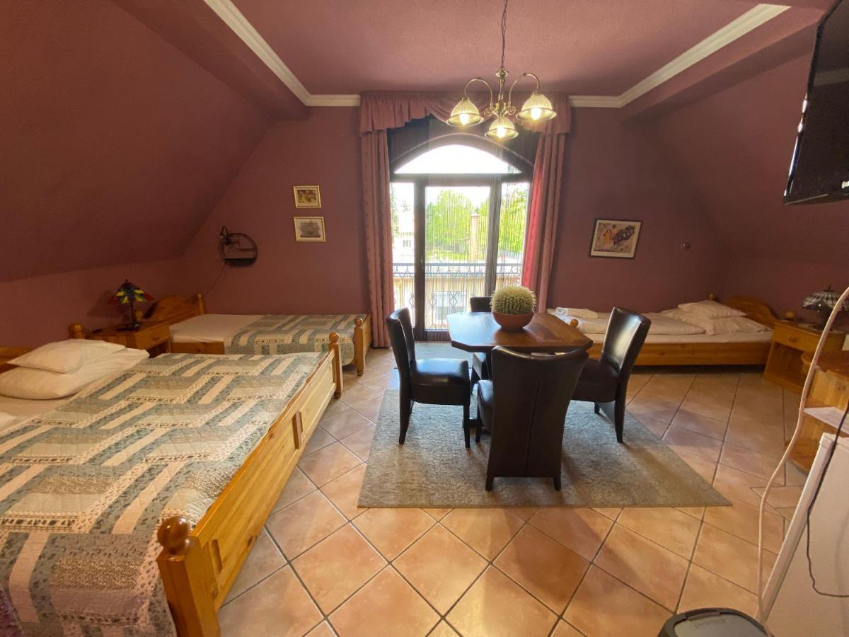 Fehér Hattyú Panzió Orosháza Exterior foto