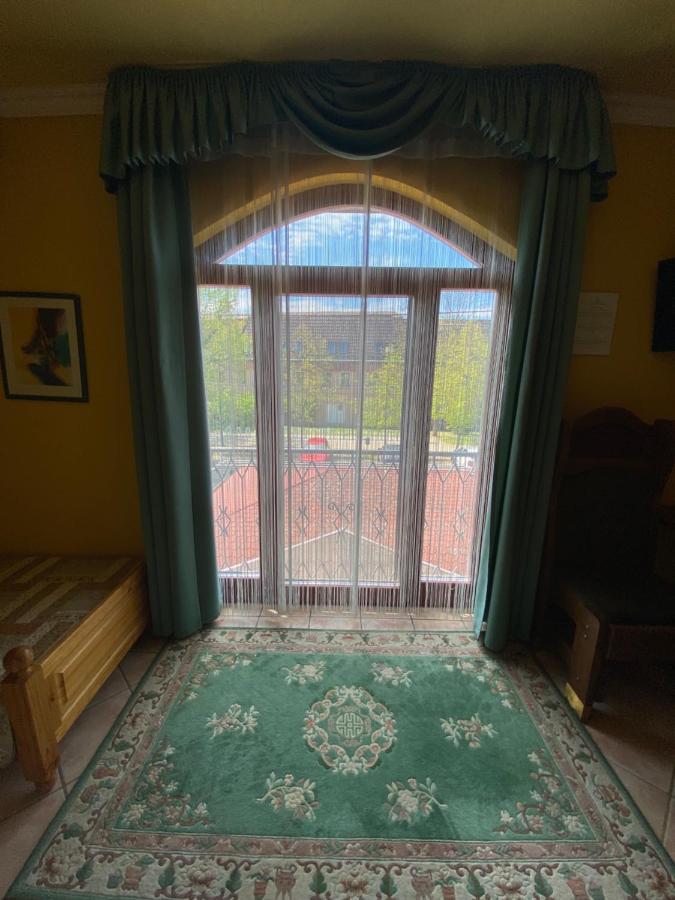 Fehér Hattyú Panzió Orosháza Exterior foto