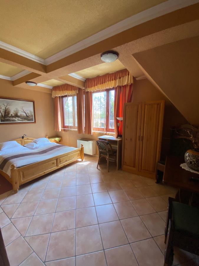 Fehér Hattyú Panzió Orosháza Exterior foto